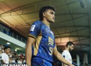 Tampil Dengan Full Team, Rachmat Irianto Optimis Curi Poin Dari Asnawi dkk Laga antara Persib Bandung melawan Port FC hanya tinggal menghitung hari, pemain Persib Bandung, Rachmat Irianto optimis timnya bisa mencuri poin dari kandang Port FC. Pertandingan antara Persib Bandung melawan Port FC akan dijadwalkan pada Kamis 28 November 2024, di Leo Stadium, Thailand. Laga ini merupakan Matchday kelima Grup F AFC Champions League Two (ACL 2) musim 2024/2025. Pertandingan ini akan jadi harga mati bagi pasukan Maung Bandung, pasalnya mereka sangat membutuhkan poin penuh bila ingin terus menjaga asa lolos ke babak selanjutnya. Anak asuh Bojan Hodak saat ini sementara menempati peringkat ke-3 Grup C AFC Champions League Two dengan raihan 4 poin dari 4 laga yang telah mereka jalani. Poin tersebut terpaut tiga angka dari Lion City Sailors yang saat ini berada di urutan kedua klasemen sementara Grup C. *Semua Pemain Sehat* Menjelang laga melawan Port FC, persiapan Persib Bandung telah berjalan dengan lancar. Hal ini diungkapkan langsung oleh pemain Persib Bandung, Rachmat Irianto. Rachmat Irianto mengungkapkan jika dia dalam yang baik-baik saja bahkan semua pemain Persib Bandung dalam keadaan yang sehat. Pemain yang pernah membela Timnas Indonesia itu lalu menegaskan fokus timnya adalah mencuri poin dari Port FC yang diperkuat oleh mantan rekan setimnya di Timnas Indonesia, Asnawi Mangkualam. "Kondisi pemain baik semua dan sehat." "Tentunya kami fokus untuk mencuri poin karena banyak kehilangan (poin) di kompetisi Asia ini," kata Rachmat Irianto, dilansir dari laman resmi Persib. *Optimis Raih Poin Penuh* Siap tampil dengan kekuatan penuh, Rachmat Irianto tak hanya berharap jika dia dan kawan-kawan bisa mencuri poin dari Port FC. Dirinya pun ingin Persib Bandung mampu menyapu bersih semua laga sisa di Grup C dengan kemenangan. Setelah laga melawan Port FC, pasukan Maung Bandung akan mendapatkan ujian dari Zhejiang FC pada 05 Desember 2024 mendatang. "Kami optimis setiap pertandingan bisa meraih tiga poin," ucap Rachmat Irianto. *Mendapatkan Persiapan Lebih* PT Liga Indonesia Baru (PT LIB) selaku operator liga belum lama ini telah memberikan dukungan kepada Persib Bandung yang akan berjuang di kancah Asia. Dukungan tersebut dengan menyetujui permohonan perubahan jadwal dari Persib Bandung. Duel antara Bali United melawan Persib Bandung yang sebelumnya akan digelar pada 1 Desember 2024 akan digeser ke tanggal 7 January 2025 mendatang.