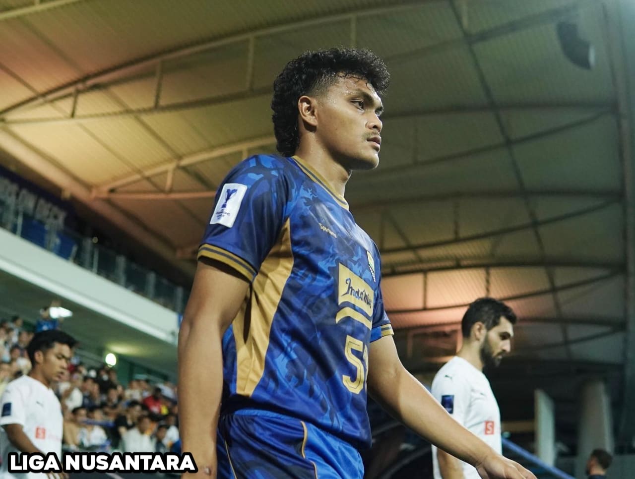 Tampil Dengan Full Team, Rachmat Irianto Optimis Curi Poin Dari Asnawi dkk Laga antara Persib Bandung melawan Port FC hanya tinggal menghitung hari, pemain Persib Bandung, Rachmat Irianto optimis timnya bisa mencuri poin dari kandang Port FC. Pertandingan antara Persib Bandung melawan Port FC akan dijadwalkan pada Kamis 28 November 2024, di Leo Stadium, Thailand. Laga ini merupakan Matchday kelima Grup F AFC Champions League Two (ACL 2) musim 2024/2025. Pertandingan ini akan jadi harga mati bagi pasukan Maung Bandung, pasalnya mereka sangat membutuhkan poin penuh bila ingin terus menjaga asa lolos ke babak selanjutnya. Anak asuh Bojan Hodak saat ini sementara menempati peringkat ke-3 Grup C AFC Champions League Two dengan raihan 4 poin dari 4 laga yang telah mereka jalani. Poin tersebut terpaut tiga angka dari Lion City Sailors yang saat ini berada di urutan kedua klasemen sementara Grup C. *Semua Pemain Sehat* Menjelang laga melawan Port FC, persiapan Persib Bandung telah berjalan dengan lancar. Hal ini diungkapkan langsung oleh pemain Persib Bandung, Rachmat Irianto. Rachmat Irianto mengungkapkan jika dia dalam yang baik-baik saja bahkan semua pemain Persib Bandung dalam keadaan yang sehat. Pemain yang pernah membela Timnas Indonesia itu lalu menegaskan fokus timnya adalah mencuri poin dari Port FC yang diperkuat oleh mantan rekan setimnya di Timnas Indonesia, Asnawi Mangkualam. "Kondisi pemain baik semua dan sehat." "Tentunya kami fokus untuk mencuri poin karena banyak kehilangan (poin) di kompetisi Asia ini," kata Rachmat Irianto, dilansir dari laman resmi Persib. *Optimis Raih Poin Penuh* Siap tampil dengan kekuatan penuh, Rachmat Irianto tak hanya berharap jika dia dan kawan-kawan bisa mencuri poin dari Port FC. Dirinya pun ingin Persib Bandung mampu menyapu bersih semua laga sisa di Grup C dengan kemenangan. Setelah laga melawan Port FC, pasukan Maung Bandung akan mendapatkan ujian dari Zhejiang FC pada 05 Desember 2024 mendatang. "Kami optimis setiap pertandingan bisa meraih tiga poin," ucap Rachmat Irianto. *Mendapatkan Persiapan Lebih* PT Liga Indonesia Baru (PT LIB) selaku operator liga belum lama ini telah memberikan dukungan kepada Persib Bandung yang akan berjuang di kancah Asia. Dukungan tersebut dengan menyetujui permohonan perubahan jadwal dari Persib Bandung. Duel antara Bali United melawan Persib Bandung yang sebelumnya akan digelar pada 1 Desember 2024 akan digeser ke tanggal 7 January 2025 mendatang.