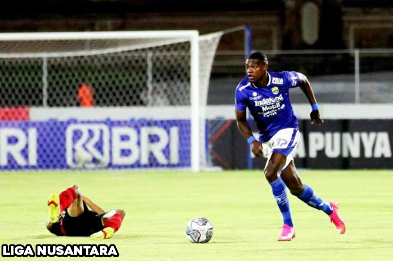 Persib Bandung Dirumorkan CLBK Dengan Mantan Pemain Mereka Untuk Gantikan Mailson Lima Mantan Pemain Persib Bandung, Bruno Cantanhede dirumorkan bergabung kembali ke Skuad Maung Bandung di putaran kedua BRI Liga 1 2024/2025. Rumor ini muncul setelah eks Persib Bandung ini memposting foto dirinya saat berseragam Maung Bandung di akun Instagram miliknya pada beberapa waktu lalu. Postingan tersebut di sinyalir banyak pihak termasuk Bobotoh sebagai salah satu kode kembalinya Bruno Cantanhede ke Skuad Persib Bandung. Dugaan Bobotoh itu semakin diperkuat dengan simbol emoticon pesawat dan inisial bendera Indonesia. Jika ditafsir, postingan striker berusia 31 tahun tersebut mengisyaratkan bahwa dirinya kemungkinan akan kembali ke sepak bola tanah air dan kembali berseragam Persib Bandung di putaran kedua musim 2024/2025. Bursa transfer putaran kedua musim dingin BRI Liga 1 akan segera dibuka di pertengahan Desember 2024 mendatang. *Sempat Dirumorkan Ke PSIS Semarang* Sepertinya postingan tersebut bukan hanya ditujukan untuk ke Persib Bandung saja. Pasalnya Bruno Cantanhede sempat di kaitkan dengan PSIS Semarang. Kabar itu pun sempat membuat para penggemar PSIS Semarang sangat senang dan menyambut baik jika kedatangan Bruno Cantanhede datang ke tim berjuluk Laskar Mahesa Jenar. Namun sepertinya Bruno Cantanhede gagal untuk bergabung ke PSIS Semarang. Sebab PSIS Semarang sempat dikaitkan dengan striker Brazil lainnya. Bahkan striker Brasil tersebut dikabarkan telah mencapai kata sepakat dengan PSIS Semarang. Nama striker tersebut adalah Gustavo Souza. *Potensi Bruno Cantanhede Bergabung Ke Persib Bandung* Sepertinya potensi Bruno Cantanhede untuk kembali bergabung ke Persib Bandung akan lebih terbuka. Pasalnya Persib Bandung tengah mencari striker asing untuk menggantikan salah satu striker asing mereka yakni, Mailson Lima. Sebagai informasi, performa Mailson Lima tengah mendapat sorotan tajam oleh beberapa media di Indonesia. Pasalnya performa ketajaman Mailson Lima tidak kunjung membaik dan tidak dapat menunjukkan performa terbaiknya bagi Persib Bandung. Hingga saat ini, Mailson Lima belum mencatatkan satu pun gol untuk Maung Bandung di musim ini. Berkaca hal itu, potensi Mailson Lima untuk dilepas Persib Bandung di bursa transfer putaran kedua BRI Liga 1 2024/2025 akan semakin terbuka.