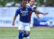 Henhen Herdiana Batal Terbang Ke Thailand Bersama Persib Bandung, Namun Bojan Kembali Membawa David da Silva Persib Bandung malam nanti akan bertanding melawan Port FC pada lanjutan Matchday kelima piala AFC Champions League Two (ACL 2). Namun kabar buruk datang dari Persib Bandung, pasalnya mereka harus terbang ke Thailand tanpa hadirnya Henhen Herdiana. Henhen Herdiana memang selalu menjadi andalan Bojan Hodak untuk melakukan rotasi. Pemain berusia 29 tahun itu juga masuk ke dalam starter Persib Bandung saat mereka berhasil mengalahkan Borneo FC Samarinda pada pekan ke-11 BRI Liga 2024/2025. "Henhen Herdiana tak pergi (ke Thailand) karena cedera, jadi hanya itu," kata pelatih Persib Bandung Bojan Hodak di Graha Persib, sebelum berangkat menuju Thailand, Selasa (26/11/2024). Di lini serang Persib Bandung, Bojan Hodak kembali memasukan nama David da Silva, Mailson Lima, Ryan Kurnia, dan Ciro Alves. Keputusan membawa David da Silva ke Thailand menjadi kejutan bagi Bobotoh, karena sebelumnya pemain berusia 35 tahun ini mengalami cedera. Namun menurut Bojan Hodak, David sudah mulai berlatih normal dan dia akan kembali bersama tim. Untuk di lini tengah, Persib Bandung tidak kehilangan satu pemain sama sekali. Bojan Hodak akan membawa Dedi Kusnandar, Marc Klok, Adam Alis, Rahmat Irianto, Beckham Putra Nugraha, Ferdiansyah, dan Tyronne Del Pino. Di lini pertahanan, Nick Kuipers, Gustavo Franca, Mateo Kocijan, Robi Darwis, Edo Febriansyah, Kakang Rudianto, dan Ahmad Jufriyanto akan kembali dibawa oleh Bojan Hodak. Untuk Robi Darwis dan Kakang Rudianto, mereka akan bergabung dahulu bersama Persib Bandung sebelum kembali berlatih bersama Timnas Indonesia di AFF 2024. Sebanyak 20 pemain yang akan dibawa Bojan Hodak pada laga melawan Port FC di Thailand nanti malam. *Ada Beberapa Pemain Yang Mengalami Cedera* Menurut Bojan Hodak, terdapat beberapa pemain Persib Bandung yang sedang mengalami sakit atau cedera menjelang menghadapi Port FC. "Ada beberapa pemain yang sakit, tapi sekarang semuanya sudah oke kecuali Beckham. Dia baru akan terbang besok," ujar Bojan, di Graha Persib, sebelum berangkat menuju Thailand, Selasa (26/11/2024).