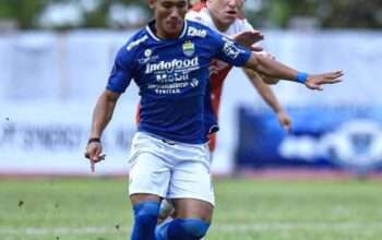 Henhen Herdiana Batal Terbang Ke Thailand Bersama Persib Bandung, Namun Bojan Kembali Membawa David da Silva Persib Bandung malam nanti akan bertanding melawan Port FC pada lanjutan Matchday kelima piala AFC Champions League Two (ACL 2). Namun kabar buruk datang dari Persib Bandung, pasalnya mereka harus terbang ke Thailand tanpa hadirnya Henhen Herdiana. Henhen Herdiana memang selalu menjadi andalan Bojan Hodak untuk melakukan rotasi. Pemain berusia 29 tahun itu juga masuk ke dalam starter Persib Bandung saat mereka berhasil mengalahkan Borneo FC Samarinda pada pekan ke-11 BRI Liga 2024/2025. "Henhen Herdiana tak pergi (ke Thailand) karena cedera, jadi hanya itu," kata pelatih Persib Bandung Bojan Hodak di Graha Persib, sebelum berangkat menuju Thailand, Selasa (26/11/2024). Di lini serang Persib Bandung, Bojan Hodak kembali memasukan nama David da Silva, Mailson Lima, Ryan Kurnia, dan Ciro Alves. Keputusan membawa David da Silva ke Thailand menjadi kejutan bagi Bobotoh, karena sebelumnya pemain berusia 35 tahun ini mengalami cedera. Namun menurut Bojan Hodak, David sudah mulai berlatih normal dan dia akan kembali bersama tim. Untuk di lini tengah, Persib Bandung tidak kehilangan satu pemain sama sekali. Bojan Hodak akan membawa Dedi Kusnandar, Marc Klok, Adam Alis, Rahmat Irianto, Beckham Putra Nugraha, Ferdiansyah, dan Tyronne Del Pino. Di lini pertahanan, Nick Kuipers, Gustavo Franca, Mateo Kocijan, Robi Darwis, Edo Febriansyah, Kakang Rudianto, dan Ahmad Jufriyanto akan kembali dibawa oleh Bojan Hodak. Untuk Robi Darwis dan Kakang Rudianto, mereka akan bergabung dahulu bersama Persib Bandung sebelum kembali berlatih bersama Timnas Indonesia di AFF 2024. Sebanyak 20 pemain yang akan dibawa Bojan Hodak pada laga melawan Port FC di Thailand nanti malam. *Ada Beberapa Pemain Yang Mengalami Cedera* Menurut Bojan Hodak, terdapat beberapa pemain Persib Bandung yang sedang mengalami sakit atau cedera menjelang menghadapi Port FC. "Ada beberapa pemain yang sakit, tapi sekarang semuanya sudah oke kecuali Beckham. Dia baru akan terbang besok," ujar Bojan, di Graha Persib, sebelum berangkat menuju Thailand, Selasa (26/11/2024).