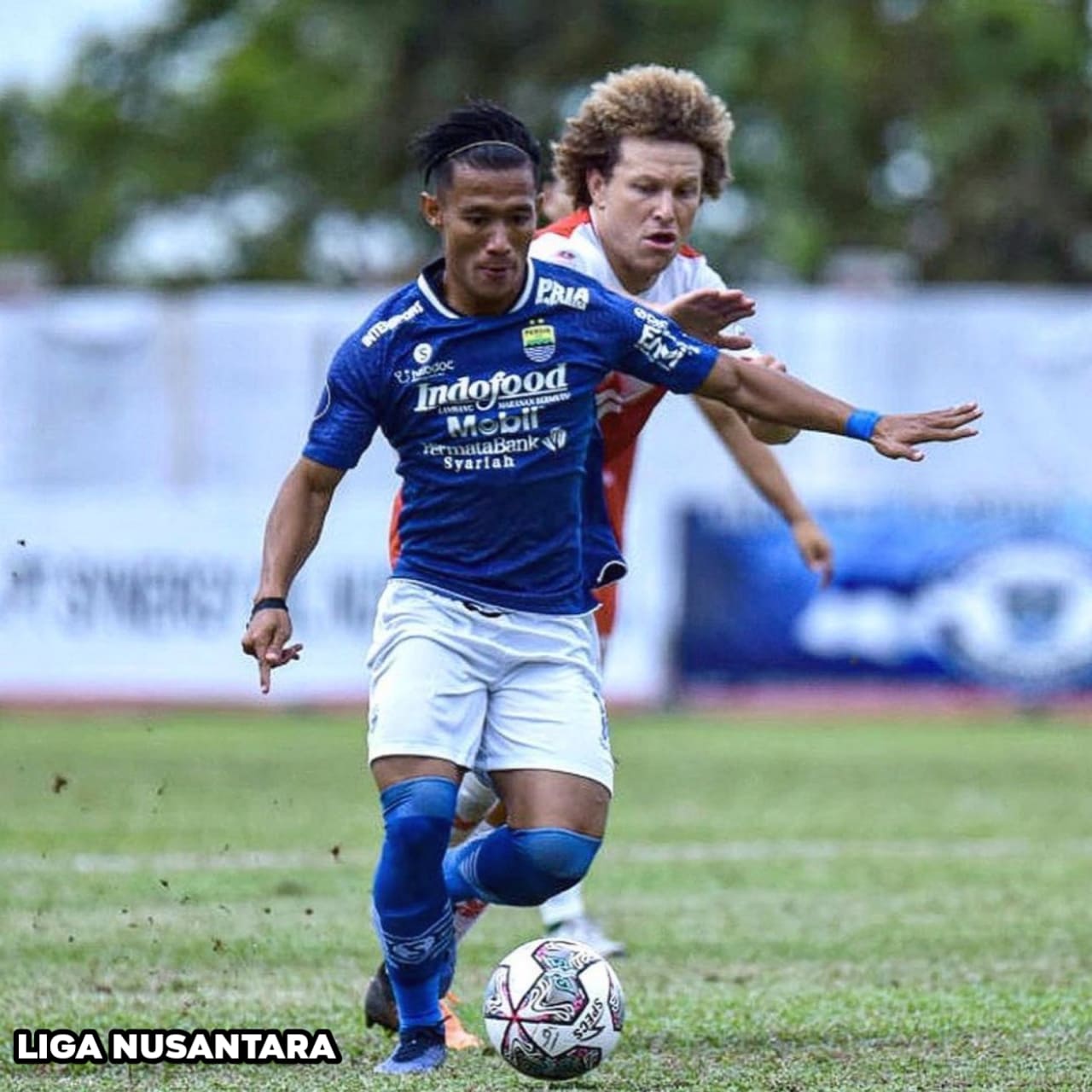 Henhen Herdiana Batal Terbang Ke Thailand Bersama Persib Bandung, Namun Bojan Kembali Membawa David da Silva Persib Bandung malam nanti akan bertanding melawan Port FC pada lanjutan Matchday kelima piala AFC Champions League Two (ACL 2). Namun kabar buruk datang dari Persib Bandung, pasalnya mereka harus terbang ke Thailand tanpa hadirnya Henhen Herdiana. Henhen Herdiana memang selalu menjadi andalan Bojan Hodak untuk melakukan rotasi. Pemain berusia 29 tahun itu juga masuk ke dalam starter Persib Bandung saat mereka berhasil mengalahkan Borneo FC Samarinda pada pekan ke-11 BRI Liga 2024/2025. "Henhen Herdiana tak pergi (ke Thailand) karena cedera, jadi hanya itu," kata pelatih Persib Bandung Bojan Hodak di Graha Persib, sebelum berangkat menuju Thailand, Selasa (26/11/2024). Di lini serang Persib Bandung, Bojan Hodak kembali memasukan nama David da Silva, Mailson Lima, Ryan Kurnia, dan Ciro Alves. Keputusan membawa David da Silva ke Thailand menjadi kejutan bagi Bobotoh, karena sebelumnya pemain berusia 35 tahun ini mengalami cedera. Namun menurut Bojan Hodak, David sudah mulai berlatih normal dan dia akan kembali bersama tim. Untuk di lini tengah, Persib Bandung tidak kehilangan satu pemain sama sekali. Bojan Hodak akan membawa Dedi Kusnandar, Marc Klok, Adam Alis, Rahmat Irianto, Beckham Putra Nugraha, Ferdiansyah, dan Tyronne Del Pino. Di lini pertahanan, Nick Kuipers, Gustavo Franca, Mateo Kocijan, Robi Darwis, Edo Febriansyah, Kakang Rudianto, dan Ahmad Jufriyanto akan kembali dibawa oleh Bojan Hodak. Untuk Robi Darwis dan Kakang Rudianto, mereka akan bergabung dahulu bersama Persib Bandung sebelum kembali berlatih bersama Timnas Indonesia di AFF 2024. Sebanyak 20 pemain yang akan dibawa Bojan Hodak pada laga melawan Port FC di Thailand nanti malam. *Ada Beberapa Pemain Yang Mengalami Cedera* Menurut Bojan Hodak, terdapat beberapa pemain Persib Bandung yang sedang mengalami sakit atau cedera menjelang menghadapi Port FC. "Ada beberapa pemain yang sakit, tapi sekarang semuanya sudah oke kecuali Beckham. Dia baru akan terbang besok," ujar Bojan, di Graha Persib, sebelum berangkat menuju Thailand, Selasa (26/11/2024).