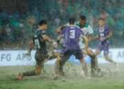 Ketika Persik Kediri Dan PSS Sleman Bermain Di Kubangan Sawah