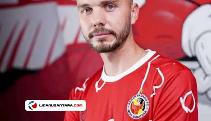 Semen Padang Belum Bayar Kompensasi Charlie Scott