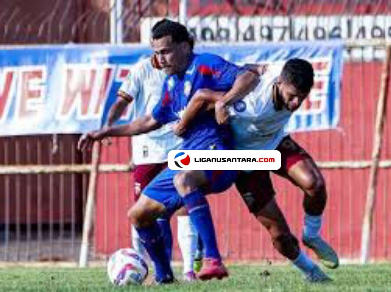 Aremania Minta Timnya Bantu Semen Padang Dibanding PSS