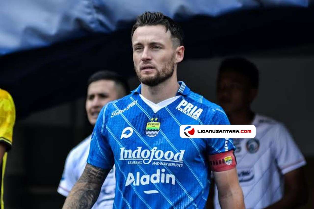 Dipanggil Timnas Indonesia, Ini Komentar Marc Klok Gelandang andalan Persib Bandung, Marc Klok, akhirnya kembali mendapat kepercayaan memperkuat Timnas Indonesia. Pemanggilan ini menjadi momen yang sangat dinanti yang terakhir kali membela Garuda lebih dari satu tahun lalu. Pasalnya, Marc Klok sendiri telah absen tidak dipanggil Timnas Indonesia setelah melewati 1.5 tahun atau 18 bulan lamanya. Selain Marc Klok, rekan setimnya di Persib Bandung yakni Beckham Putra juga turut dipanggil ke Timnas Indonesia. Keduanya akan dilepas sementara oleh Maung Bandung selama kalender internasional bulan depan. Jadwal Timnas Indonesia vs Kuwait adalah pada 5 September 2025 dilanjutkan pertandingan Indonesia vs Lebanon 8 September 2025. Marc Klok mengaku senang dan bangga bisa mendapatkan kesempatan kembali berbaju Timnas Indonesia. Dirinya mengungkapkan ini adalah hasil kerja keras yang ia lakukan sepanjang tahun bersama Persib baik di kompetisi domestik dan ajang AFC. “Ya, saya sangat senang dan bangga dalam waktu yang sama, ini adalah hasil kerja keras dalam beberapa bulan dan bahkan tahun lalu, saya memiliki target untuk bisa bermain sebanyak mungkin,” ungkap Marc Klok. Pemain berusia 32 tahun tersebut mengaku sangat bangga ketika memakai Jersey Timnas Indonesia. “Timnas Indonesia adalah sesuatu yang saya selalu membanggakan untuk bisa mewakilinya, tentu menjadi bagian untuk berjuang bisa lolos ke Piala Dunia adalah hal yang luar biasa,” lanjutnya. “Saya tidak tahu banyak soal Patrick Kluivert sebagai pelatih, tapi kita akan tahu nanti pada bulan September,” katanya. “Target saya adalah memberikan yang terbaik dari saya, untuk berbaur dengan tim dan meraih hasil bagus di dua laga mendatang, memperlihatkan pengalaman saya sebagai pemain dan apa yang saya berikan untuk tim.” “Tentu saya harus menikmati dan beradaptasi dengan tim, belajar dari pemain lain dan juga tentu pelatih, apalagi banyak pelatih luar biasa yang bisa saja pelajari, tentu saya tidak sabar,” tegasnya.