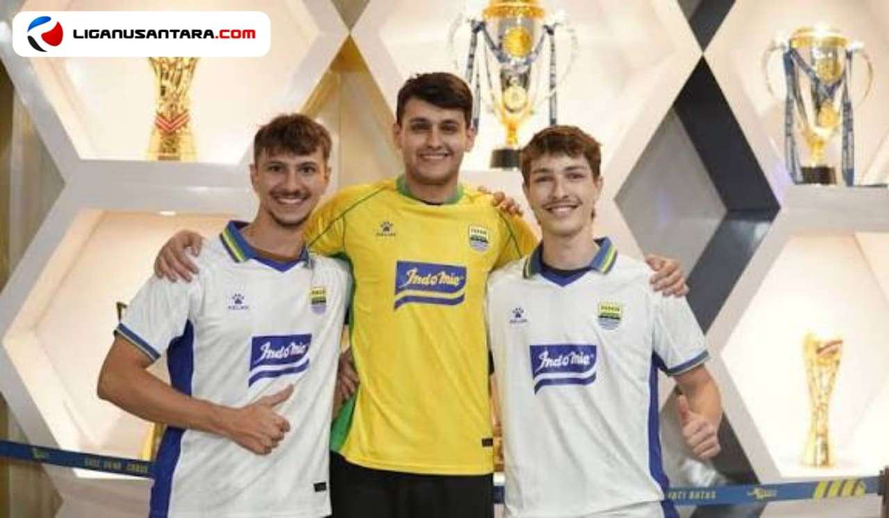 Tiga Turis Asal Swiss Belanja Jersey Persib