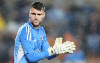 Kejutan Bursa Transfer: Maarten Paes Resmi Merapat ke Ajax Amsterdam, Kiper Timnas Indonesia Kembali ke Eredivisie hingga 2029