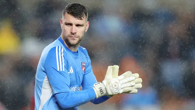 Kejutan Bursa Transfer: Maarten Paes Resmi Merapat ke Ajax Amsterdam, Kiper Timnas Indonesia Kembali ke Eredivisie hingga 2029