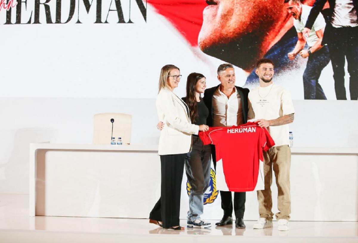 Publik Tanah Air Ramai-ramai Kagumi Putri John Herdman, Pelatih Baru Timnas Indonesia