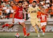 Pemain Semen Padang Dilarikan ke Rumah Sakit Usai Terjatuh di Lapangan