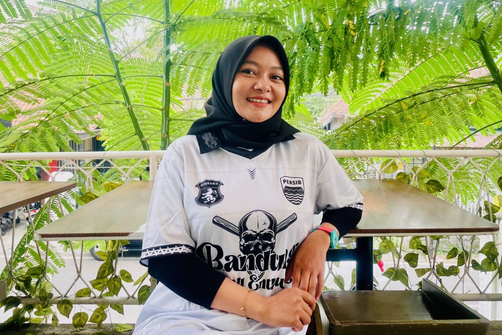 Ramalan Bobotoh Cantik Sani Sintya: Persib Bandung Diprediksi Tundukkan Persija dengan Skor Ketat