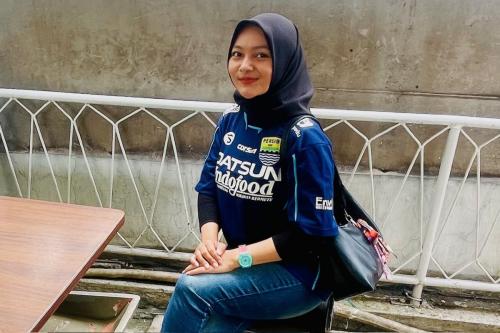 Ramalan Bobotoh Cantik Sani Sintya: Persib Bandung Diprediksi Tundukkan Persija dengan Skor Ketat