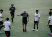 BRI Super League: Peluang Kejutan Masih Terbuka, Johnny Jansen Nilai Tiga Pemain Baru Sudah Cukup