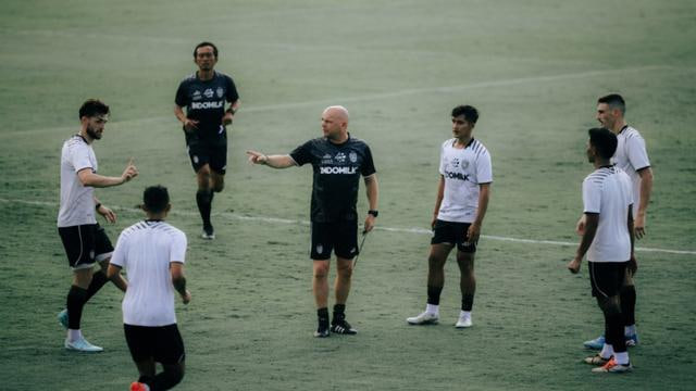 BRI Super League: Peluang Kejutan Masih Terbuka, Johnny Jansen Nilai Tiga Pemain Baru Sudah Cukup