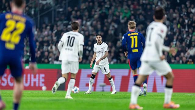 Angin Segar bagi Gladbach: Kevin Diks Pulih dan Siap Hadapi Bayer Le