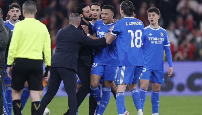 Mbappe Emosi Bela Vinicius Usai Diduga Dihina Pemain Benfica