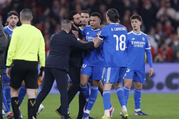 Mbappe Emosi Bela Vinicius Usai Diduga Dihina Pemain Benfica