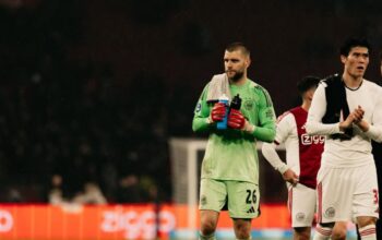 Baru Lakoni Laga Perdana, Maarten Paes Incar Posisi Kiper Utama Ajax Amsterdam