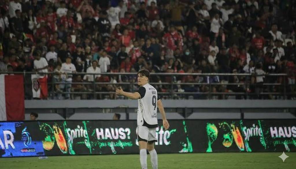Debut Mauro Zijlstra Bersama Persija: Akui Harus Lebih Banyak Berlari dan Terpukau Atmosfer Suporter