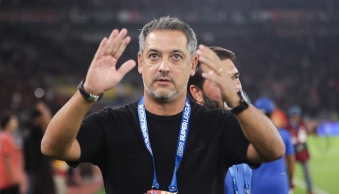 Link Live Streaming Arema FC vs Semen Padang: Pertarungan Dua Tim yang Tengah On-Fire