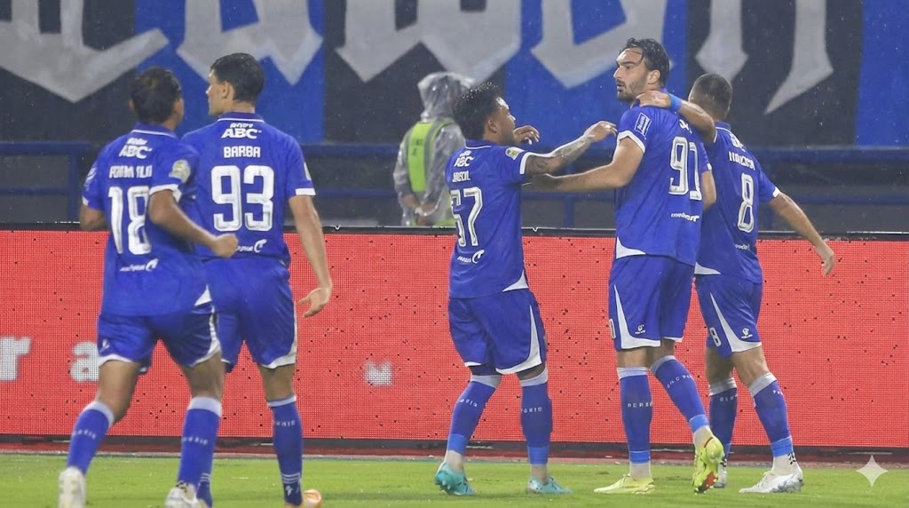 Dominasi Persib Bandung di Puncak Klasemen: Menatap Rekor Hattrick Juara dan Keangkeran GBLA