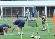 Latihan ini menjadi langkah awal persiapan Timnas Indonesia untuk menghadapi FIFA Series 2026. Tampak dalam foto, pelatih Timnas Indonesia, John Herdman (kanan), sesaat sebelum memimpin latihan perdana di Lapangan Stadion Madya, Kompleks Gelora Bung Karno, Senayan, Jakarta, Selasa (24/3/2026).