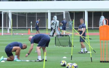 Latihan ini menjadi langkah awal persiapan Timnas Indonesia untuk menghadapi FIFA Series 2026. Tampak dalam foto, pelatih Timnas Indonesia, John Herdman (kanan), sesaat sebelum memimpin latihan perdana di Lapangan Stadion Madya, Kompleks Gelora Bung Karno, Senayan, Jakarta, Selasa (24/3/2026).