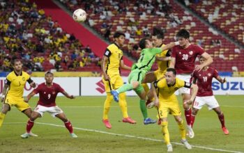 Pemain naturalisasi asal Indonesia Elkan Baggot menjebol gawang Malaysia dalam babak penyisihan Piala AFF 2020. Akhirnya Indonesia lolos ke Final Piala AFF 2020 usai mengalahkan Singapura 4-2 di babak semi final. (Dok. AFF)