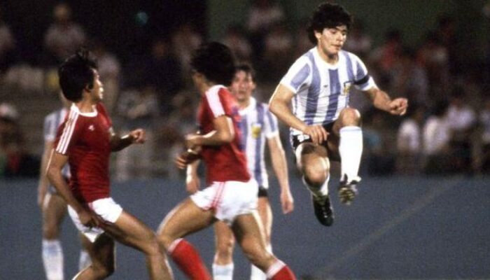 Diego Maradona saat berduel melawan Timnas Indonesia di Piala Dunia U-20 1978