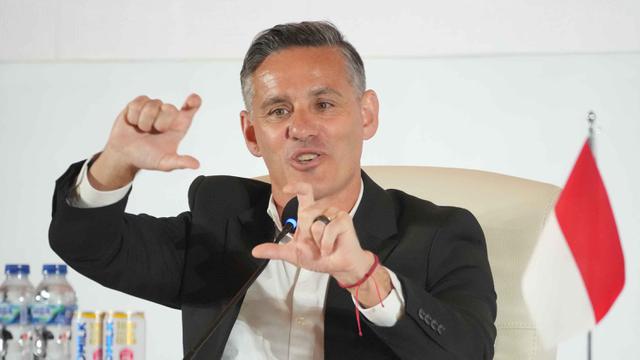 John Herdman menggantikan posisi Patrick Kluivert yang hengkang bersama jajarannya pada Oktober 2025, selepas gagal membawa skuad Garuda lolos Piala Dunia 2026. Tampak dalam foto, pelatih kepala tim nasional sepak bola Indonesia yang baru, John Herdman memberi isyarat saat berbicara dalam konferensi pers di Jakarta, Selasa 13 Januari 2026