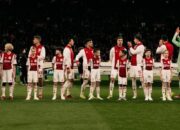 Aksi kiper Timnas Indonesia, Maarten Paes bersama Ajax Amsterdam di musim 2025/2026. (Instagram Maarten Paes)