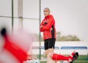 Nova Arianto sedang memimpin sesi latihan pusat Timnas Indonesia U-17 di Dubai, Uni Emirat Arab, untuk mempersiapkan skuad Garuda Muda menghadapi Piala Dunia U-17 2025. (Dok. PSSI)