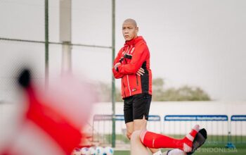 Nova Arianto sedang memimpin sesi latihan pusat Timnas Indonesia U-17 di Dubai, Uni Emirat Arab, untuk mempersiapkan skuad Garuda Muda menghadapi Piala Dunia U-17 2025. (Dok. PSSI)