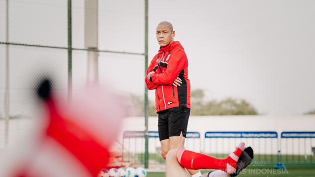 Nova Arianto sedang memimpin sesi latihan pusat Timnas Indonesia U-17 di Dubai, Uni Emirat Arab, untuk mempersiapkan skuad Garuda Muda menghadapi Piala Dunia U-17 2025. (Dok. PSSI)