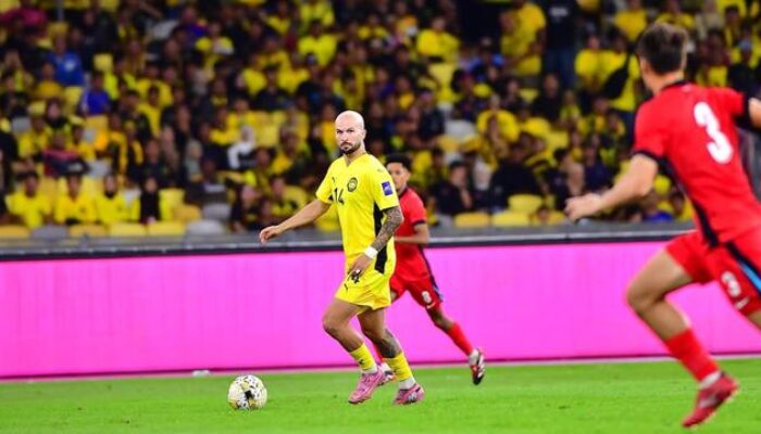 Aksi striker naturalisasi Timnas Malaysia, Joao Figueiredo saat menghadapi Singapura dalam laga uji coba di Stadion Bukit Jalil, Kuala Lumpur (4/9/2025