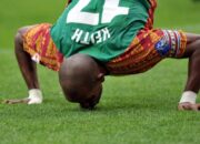 Striker Sriwijaya FC mencium rumput setelah mencetak gol ke gawang FC Seoul dalam laga Liga Champions Asia 2009.