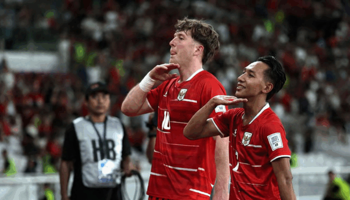 Pemain Timnas Indonesia, Beckham Putra (kanan) dan Ole Romeny melakukan selebrasi setelah mencetak gol ke gawang St Kitts and Nevis dalam laga semifinal FIFA Series 2026 di Stadion Utama Gelora Bung Karno (SUGBK), Senayan, Jakarta, Jumat (27/03/2026).