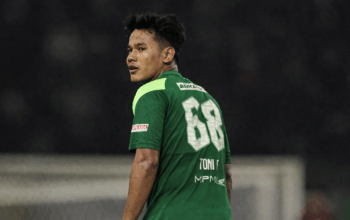 Eksperimen Cerdas Bernardo Tavares: Peran Baru Toni Firmansyah Jadi Kunci Persebaya Tahan Imbang Persib