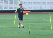 Pelatih Timnas Indonesia, John Herdman memimpin sesi latihan di Stadion Madya, Gelora Bung Karno, Jakarta, Selasa (24/3/2026)