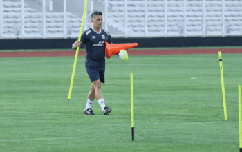 Pelatih Timnas Indonesia, John Herdman memimpin sesi latihan di Stadion Madya, Gelora Bung Karno, Jakarta, Selasa (24/3/2026)