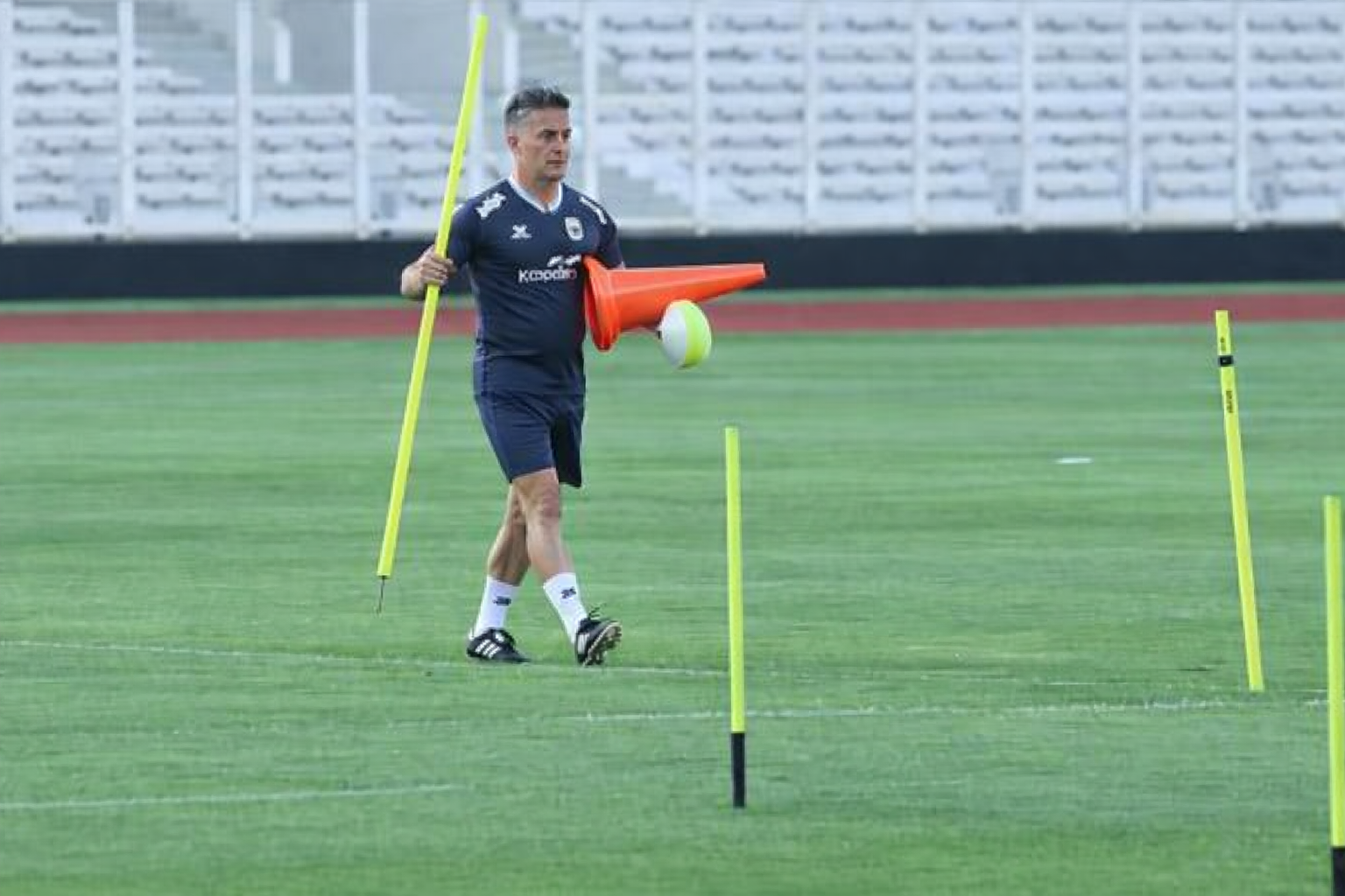 Pelatih Timnas Indonesia, John Herdman memimpin sesi latihan di Stadion Madya, Gelora Bung Karno, Jakarta, Selasa (24/3/2026)