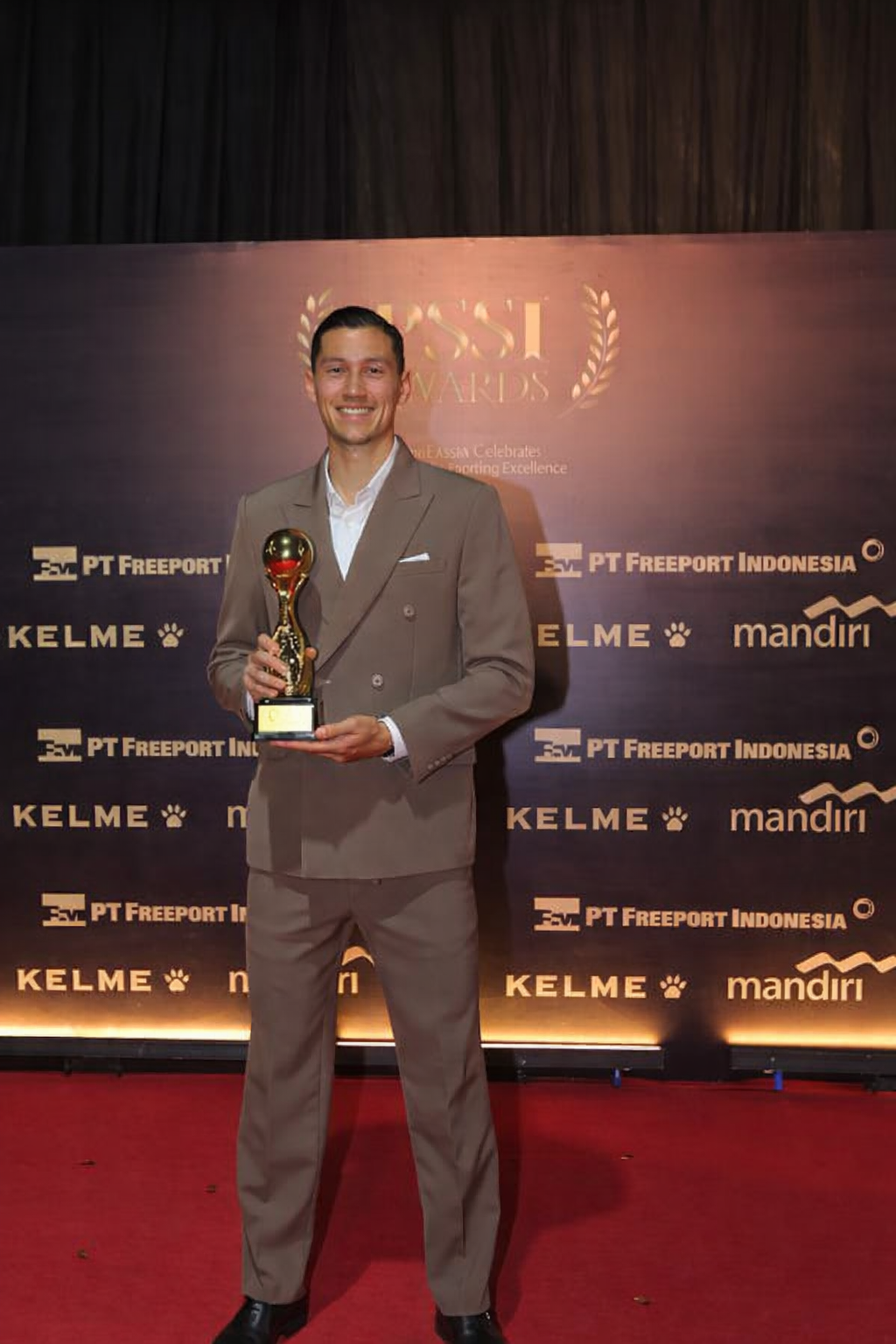 Bek Timnas Indonesia dan Sassuolo, Jay Idzes, terpilih sebagai pemain terbaik atau Player of the Year pada ajang PSSI Awards yang digelar di Jakarta, Sabtu (