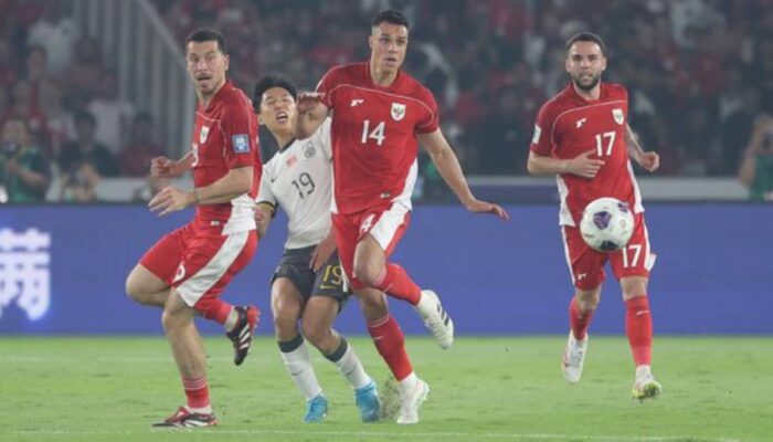Pemain Timnas Indonesia, Joey Pelupessy (14), Thom Jan Haye (kiri), dan Calvin Verdonk (kanan) berebut bola dengan pemain China, Cao Yongjing, dalam laga Kualifikasi Piala Dunia 2026 zona Asia di Stadion Utama Gelora Bung Karno (SUGBK) Senayan, Jakarta, Kamis