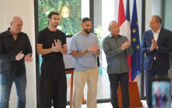 Bojan Hodak, Andrew Jung, Layvin Kurzawa, Glenn Sugita dan Fabien Penone ketika menghadiri kerja sama antara Persib dengan Kedutaan Besar Prancis untuk Indonesia. Foto: Persib Official