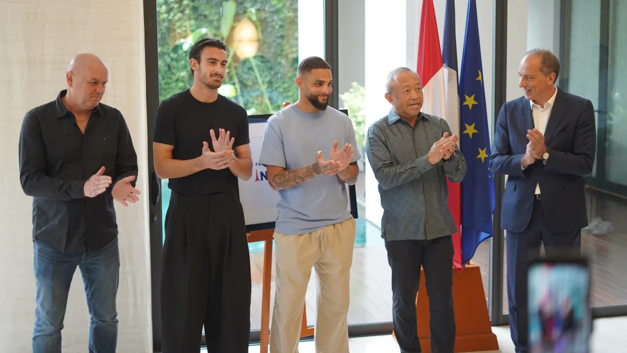 Bojan Hodak, Andrew Jung, Layvin Kurzawa, Glenn Sugita dan Fabien Penone ketika menghadiri kerja sama antara Persib dengan Kedutaan Besar Prancis untuk Indonesia. Foto: Persib Official