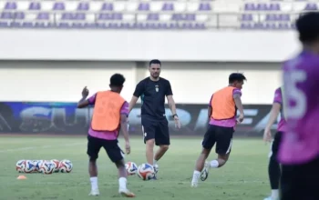 Carlos Pena Tekankan Komitmen Penuh Persita di Sisa Musim