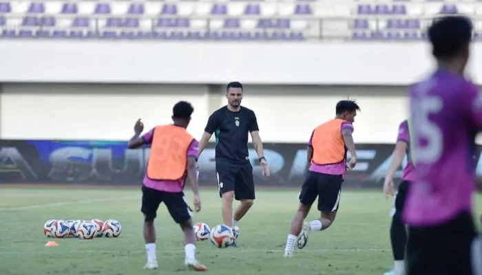 Carlos Pena Tekankan Komitmen Penuh Persita di Sisa Musim