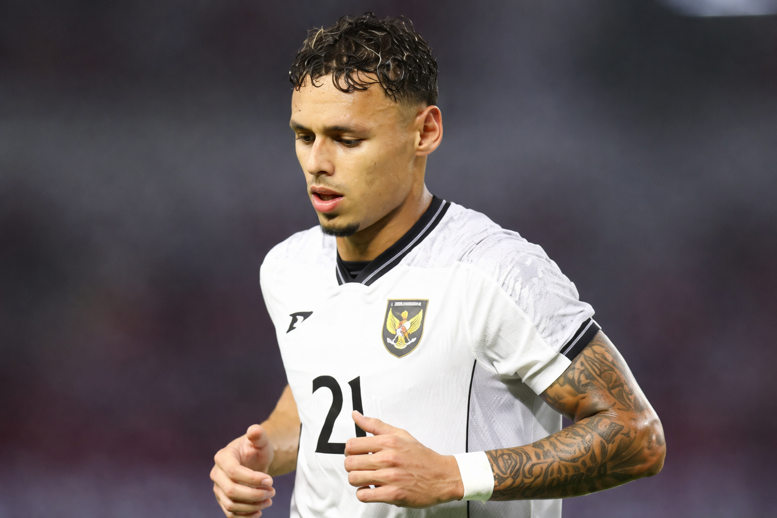 Winger Timnas Indonesia, Dean James saat melawan Lebanon pada FIFA Matchday di Stadion Gelora Bung Tomo, Surabaya, Senin (8/9/2025)