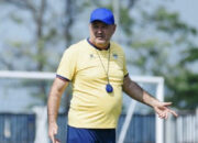 Misi Penebusan di GBT: Bojan Hodak Optimistis Persib Mampu Redam Persebaya yang Kian Solid